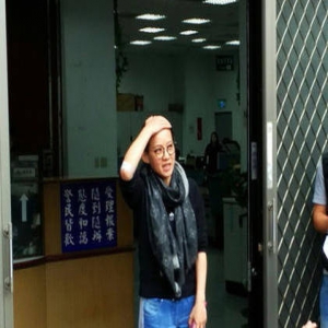 好险！曾宝仪被酒驾骑士撞伤 幸好被保温杯救了…