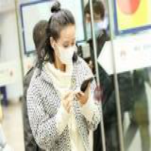 刘诗诗唐嫣出街都穿上羽绒服 今年的11月已经这么冷