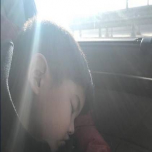 沙溢分享安吉暖心举动：怕老师觉得手凉躲着不让牵