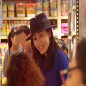 李嘉欣简装出街身材纤细 带儿子买玩具母爱十足