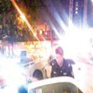 男子半夜杀父后打车 司机闻出血腥味将其锁车中(图)