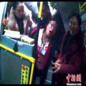 公交售票员遭男子无端谩骂半小时 口吐白沫晕倒