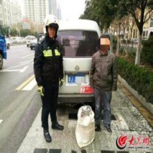 男子为讨170万欠薪开车拉煤气罐到济南"拼命"