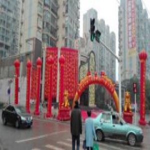 湖南多部门回应"KTV开业挂条幅致谢":未经许可