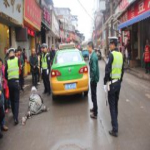 男子碰瓷遇取证称:能不能播? 好让领导看看