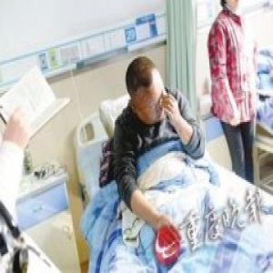 重庆14岁少女为救残疾父亲重返火场 致全身79%烧伤