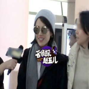 机场变采访间 ！马思纯夺影后回京被粉丝热情围堵