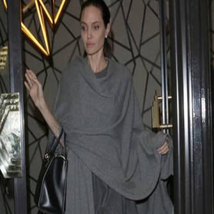 与皮特离婚后 朱莉瘦到只剩34公斤：手臂可见骨