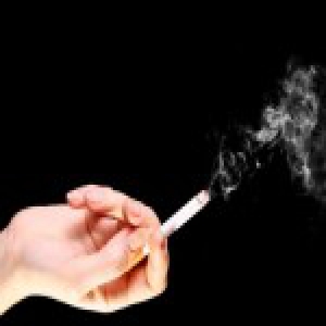 环卫阿姨一句话劝阻男子抽烟 被打断10根肋骨