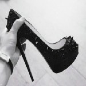 醉酒女子遇检查猛踹交警下体 起因只是50元罚款