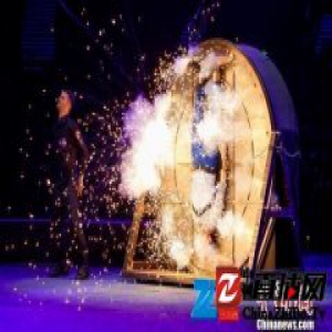 广州“魔法圣诞月”上演意大利大型魔术《越狱》