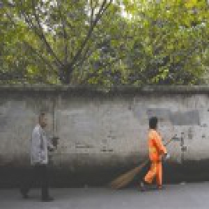 51岁女环卫工为何带丈夫扫3年大街？真相让人感动