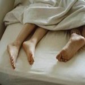 妻子大胆约情人深夜家中偷情 丈夫起夜发现