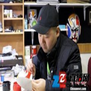 80后非遗传人15年画秦腔脸谱上千幅：留住历史容颜