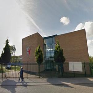 英国一中学禁止学生举手回答问题遭批判