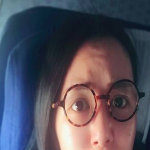 戴老花镜？谭维维自拍一脸委屈 网友：还是那么美！