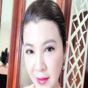 50岁杭天琪近照曝光 皮肤白皙红唇诱人(图)