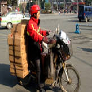 北京5.7万辆快递车统一“着装”配编码