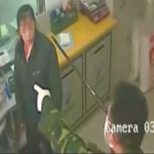 四川一歹徒抢银行鸣枪示威 听到警报后逃离