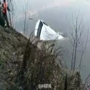 湖北鄂州面包车坠湖18人死 核载9人车上有20人