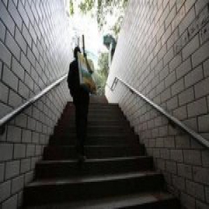 女子疑接诈骗电话以为欠万亿元 留遗书离家出走