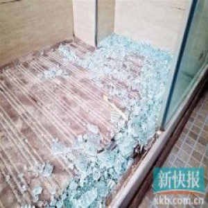 浴室玻璃门碎裂砸伤女子 酒店不赔偿：考虑索赔
