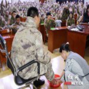 长沙一高校副教授课堂给学生洗脚 台上学生泪流满面