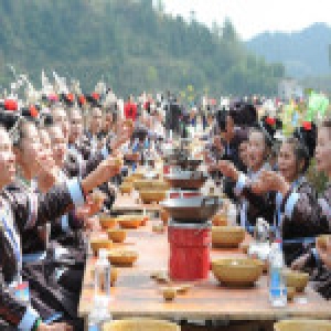 贵州黎平过侗年“万人长桌宴”刷新全国纪录
