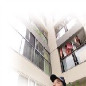 66岁老人从4楼阳台坠落：58岁保安将他接住 均未受伤