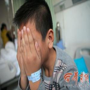 小学生疑不戴红领巾致扣分被班主任扇耳光(图)