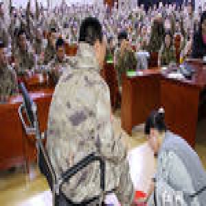 长沙一高校女教授课堂给学生洗脚 台上学生泪流满面