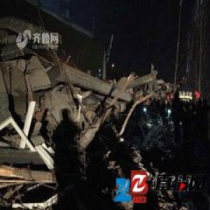 山东济南厂房坍塌事故4人送医 5人仍被困