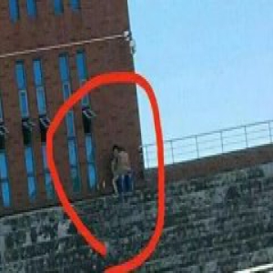 高校球场被曝有人行不雅事 校方称将加强引导