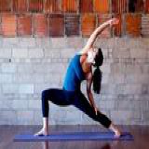 雾霾这么大 我要乖乖在家做瑜伽