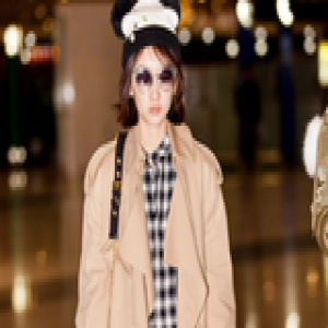 看马思纯陈乔恩机场照 学习冬日闪亮穿搭