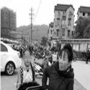 男女把两女儿托付给房东 他们当亲生孩子照顾13年