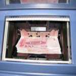 女子没插卡取款机疯狂吐钱…