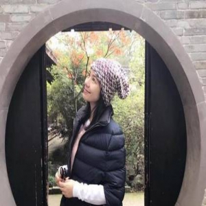 钟楚红现身宁波 56岁美貌风情依旧