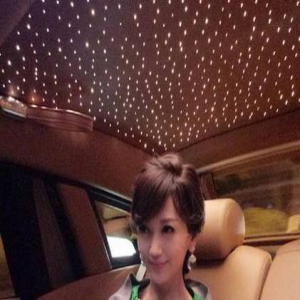 赵雅芝晒自拍 贵妇豪车抢镜车顶都是星光