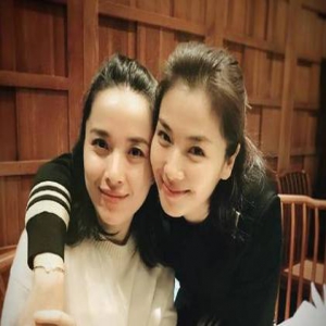 两大美女合照 刘涛与靳东老婆李佳聚餐