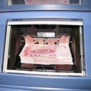 女子ATM上没插卡 取款机却疯狂吐钱…