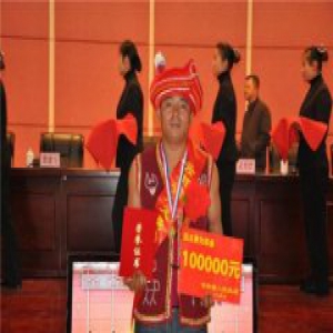 云南：男子见义勇为，饭店里抢下歹徒手中开盖手榴弹