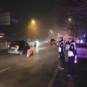 老交警的最后一班岗：处置事故时被失控车辆撞飞身亡