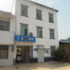 小偷将赃物藏派出所隔壁 民警守株待兔将其抓获