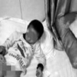 女老师踢伤5岁男童下体 在教室打别的孩子