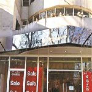 女子疑在商店丢手机调监控被拒 商家：监控归美国管