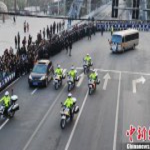 兰州民警被嫌疑人驾车疯狂冲撞牺牲 2万人送别英雄