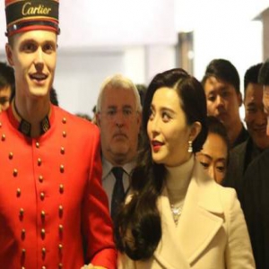 范冰冰获外籍男服务生搀扶 一路热聊不忘偷瞄抛媚眼