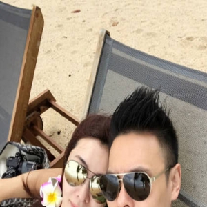 熊黛林与老公海边度蜜月 穿低胸裙秀性感身材(图)