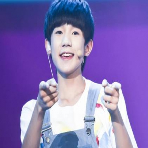 王源雨天站高楼拍戏没防护？剧组遭网友炮轰